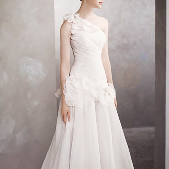 Vera Wang Wedding Dress - Picture 2 of 5